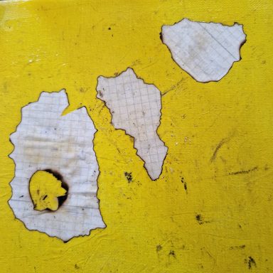 Kontinentaldrift, Acryl und Papier auf Leinwand, 20x20 cm, 2024 Gelbe Oberfläche mit drei beschädigten, hellen Stellen in verschiedenen Formen.