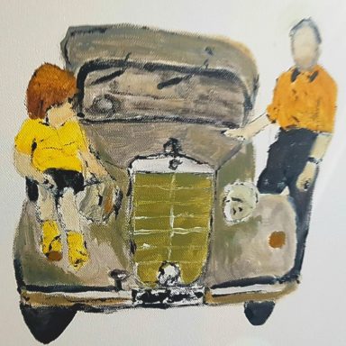 Mercedes, Acryl auf Leinwand, 40x40 cm, 2020 Zwei Personen stehen neben einem alten Auto, das gelb und grau lackiert ist.