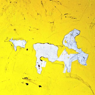 Asche, Acryl und Papier auf Leinwand, 100x100 cm, 2024 Gelbe Oberfläche mit weißen, abblätternden Farbstücken in verschiedenen Formen.